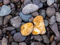 Farbige Steine im Kies